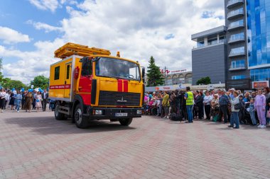 22 Mayıs 2022 Beltsy, Moldova. Resimli editör kullanımı için. Şehir gününe adanmış geçit töreninde arabalar ve ağır ekipmanlar