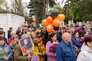 9 Mayıs 2023 Beltsy, Moldova. Resimli editör kullanımı için. Zafer Günü 'nde Ölümsüz Alay' ın geçit töreni.