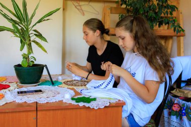 21 Haziran 2023 Rautel Moldova. Resimli editör kullanımı için. Halk sanatları yapan çocuklar.