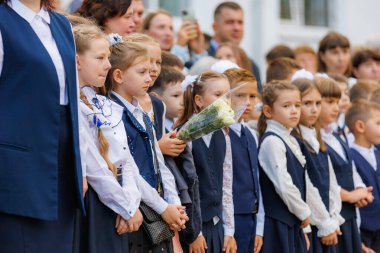 1 Eylül 2023 Balti Moldova. Okulda törensel kutlama hattı. Bilgi Günü 'nde. Okula dönelim. Sadece yazı işleri için.