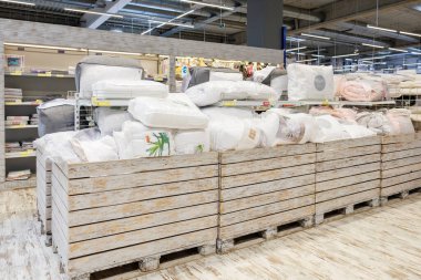 11 Ekim 2023 Beltsy, Moldova. Resimli editör kullanımı için. Battaniyeli bir süpermarkette bölüm..