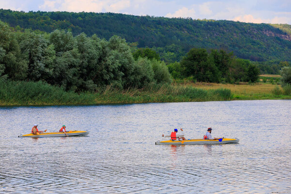 29 июля 2023 года Сокол Молдова. Люди активно путешествуют по Днестру на байдарках. Любительский рафтинг