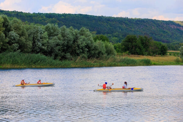 29 июля 2023 года Сокол Молдова. Люди активно путешествуют по Днестру на байдарках. Любительский рафтинг