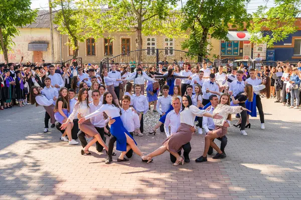 30 Mayıs 2023 Beltsy, Moldova. Resimli editör kullanımı için. Okul balosu.