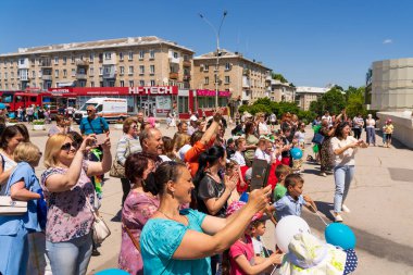 1 Haziran 2023 Beltsy, Moldova. Resimli editör kullanımı için. Çocuk Günü 'nde şehirde insanlar