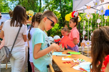 1 Haziran 2022 Beltsy, Moldova. Resimli editör kullanımı için. Çocuklar eğitici yaratıcılık ile ilgilenirler.