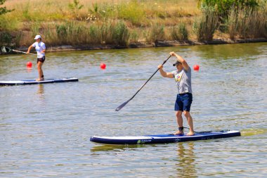 1 Temmuz 2022 Beltsy, Moldova. Resimli editör kullanımı için. Şehir rezervuarındaki kürekçiler aktif bir yaşam tarzına sahipler.