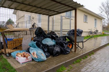 4 Nisan 2023 Beltsy, Moldova. Resimli editör kullanımı için. Köpek barınağında yiyecek.
