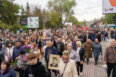 9 Mayıs 2023 Beltsy, Moldova. Resimli editör kullanımı için. Zafer Günü 'nde Ölümsüz Alay' ın geçit töreni.