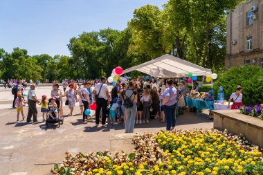 1 Haziran 2023 Beltsy, Moldova. Resimli editör kullanımı için. Çocuk Günü 'nde şehirde insanlar