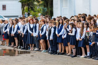 1 Eylül 2023 Balti Moldova. Okulda törensel kutlama hattı. Bilgi Günü 'nde. Okula dönelim. Sadece yazı işleri için.