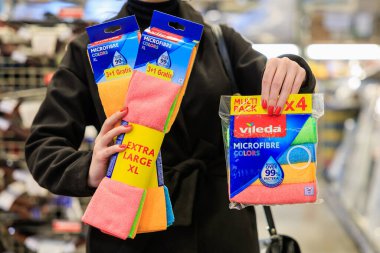 11 Ekim 2023 Beltsy, Moldova. Resimli editör kullanımı için. Temizlik için mikrofiber kumaşlar