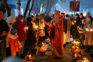 16 Nisan 2023 Beltsy, Moldova. Resimli editör kullanımı için. Paskalya 'da kilisede insanlar