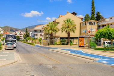6 Ağustos 2023 Marmaris Turkey. Resimli editör kullanımı için. Toplu taşıma durağı