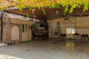 6 Ağustos 2023 Marmaris Turkey. Resimli editör kullanımı için. Arabadan yapılmış bar tezgahı olan bir bar.