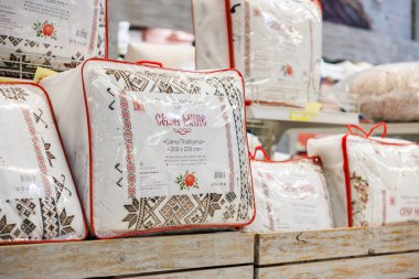 11 Ekim 2023 Beltsy, Moldova. Resimli editör kullanımı için. Alıcı çarşaf seçer..