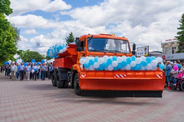 22 Mayıs 2022 Beltsy, Moldova. Resimli editör kullanımı için. Şehir gününe adanmış geçit töreninde arabalar ve ağır ekipmanlar