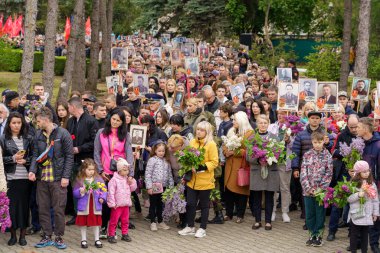 9 Mayıs 2023 Beltsy, Moldova. Resimli editör kullanımı için. Zafer Günü 'nde Ölümsüz Alay' ın geçit töreni.