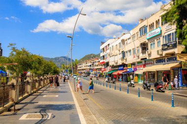 6 Ağustos 2023 Marmaris Turkey. Resimli editör kullanımı için. Bir tatil köyünde Türk dükkanları olan bir cadde