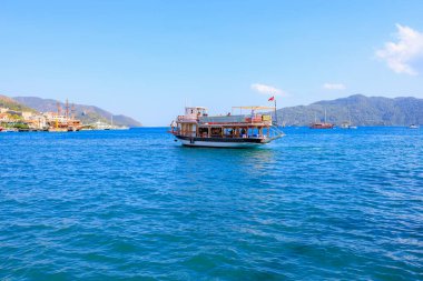 6 Ağustos 2023 Marmaris Turkey. Resimli editör kullanımı için. Şehir körfezinde eğlence yatı