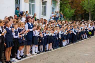 1 Eylül 2023 Balti Moldova. Okulda törensel kutlama hattı. Bilgi Günü 'nde. Okula dönelim. Sadece yazı işleri için.