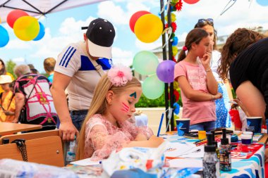 1 Haziran 2022 Beltsy, Moldova. Resimli editör kullanımı için. Çocuklar eğitici yaratıcılık ile ilgilenirler.