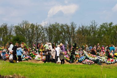 1 Mayıs 2022 Beltsy, Moldova. Resimli editör kullanımı için. İnsanlar cenaze günlerinde mezarlığa giderler.