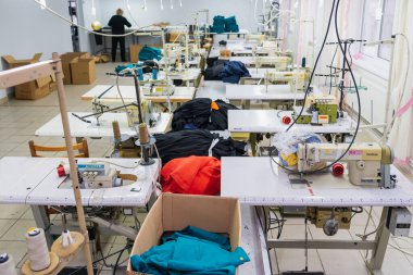 11 Ocak 2023 Beltsy, Moldova. Resimli editör kullanımı için. Bir giyim fabrikasında dikiş atölyesi.