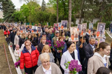 9 Mayıs 2023 Beltsy, Moldova. Resimli editör kullanımı için. Zafer geçidinde çiçekler sermek.