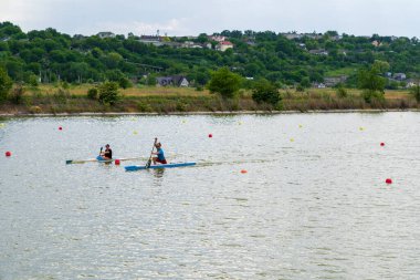 31 Mayıs 2023 Beltsy, Moldova. Resimli editör kullanımı için. Şehir rezervuarındaki kürekçiler aktif bir yaşam tarzına sahipler.