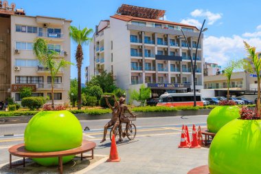 6 Ağustos 2023 Marmaris Turkey. Resimli editör kullanımı için. Bisikletçilerin heykeli şehirde zevk için geziyor.
