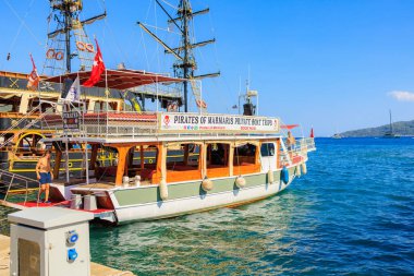 6 Ağustos 2023 Marmaris Turkey. Resimli editör kullanımı için. Rıhtımdaki eğlence yatları.