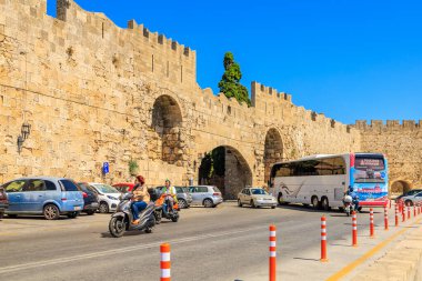 7 Ağustos 2023 Rodos Yunanistan. Resimli editör kullanımı için. Denizden gelen saldırılara karşı koruyan antik bir duvar. Arkaplan