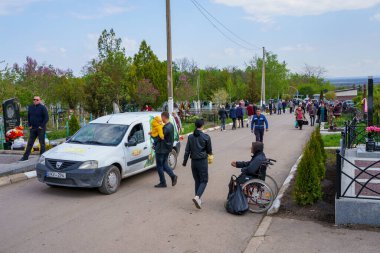 1 Mayıs 2022 Beltsy, Moldova. Resimli editör kullanımı için. İnsanlar cenaze günlerinde mezarlığa giderler.