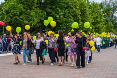 22 Mayıs 2022 Beltsy, Moldova. Resimli editör kullanımı için. Geçit törenindeki insanlar Şehir Günü 'ne adanmış.