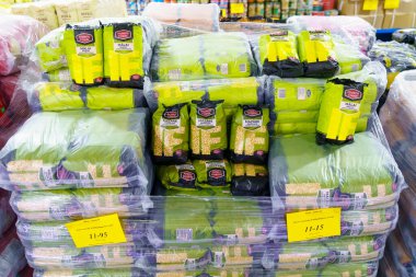 20 Aralık 2022 Beltsy, Moldova. Resimli editör kullanımı için. Markette baklagiller ve tahıllar