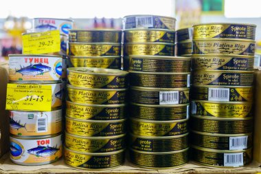 20 Aralık 2022 Beltsy, Moldova. Resimli editör kullanımı için. Markette konserve yiyecekler