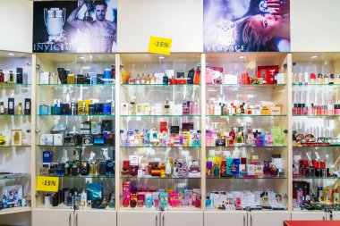 17 Şubat 2023 Beltsy, Moldova. Resimli editör kullanımı için. Bir parfüm dükkanının vitrininde.