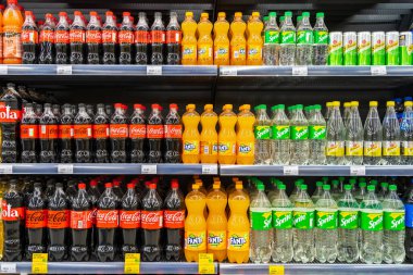 13 Nisan 2023 Beltsy, Moldova. Resimli editör kullanımı için. Coca-Cola ve tatlı su