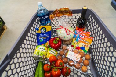 13 Nisan 2023 Beltsy, Moldova. Resimli editör kullanımı için. Paskalya için market sepeti.