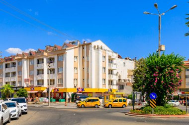 6 Ağustos 2023 Marmaris Turkey. Resimli editör kullanımı için. Şehirde taksi parkı var.