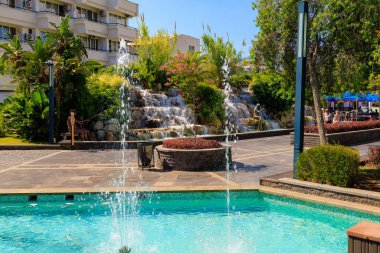 6 Ağustos 2023 Marmaris Turkey. Resimli editör kullanımı için. Güzel çeşmeler ve şelaleler, sıcak bir günde turistler arasında popüler bir yer.