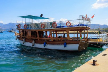 6 Ağustos 2023 Marmaris Turkey. Resimli editör kullanımı için. Rıhtımdaki eğlence yatları.