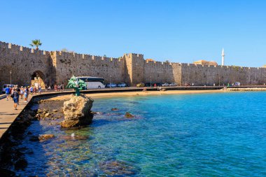 7 Ağustos 2023 Rodos Yunanistan. Resimli editör kullanımı için. Limandan şehire giden yol, arka plan