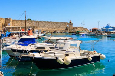 7 Ağustos 2023 Rodos Yunanistan. Resimli editör kullanımı için. Limandaki tekneler, arka plan.