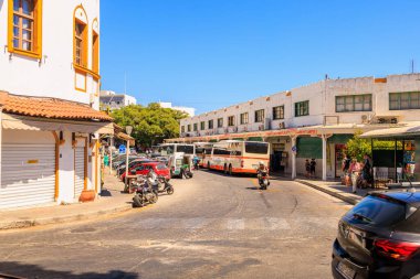 7 Ağustos 2023 Rodos Yunanistan. Resimli editör kullanımı için. Limanın yakınındaki otobüs durağı. Arkaplan