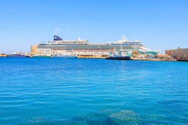 7 Ağustos 2023 Rodos Yunanistan. Resimli editör kullanımı için. Gemi limanda, arka planda.