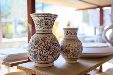 10 Ağustos 2023 Selçuk İzmir Türkiye. Resimli editör kullanımı için. Türk tarzında beyaz kil çömlek