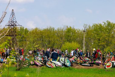 1 Mayıs 2022 Beltsy, Moldova. Resimli editör kullanımı için. İnsanlar cenaze günlerinde mezarlığa giderler.
