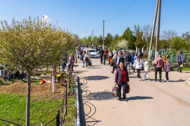 23 Nisan 2023 Beltsy, Moldova. Resimli editör kullanımı için. Mezarlıkta Anma Günleri